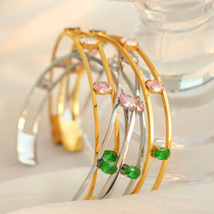 Pulsera de Acero de Titanio Dorado Estilo Chino con Incrustaciones de Zirconia, Diseño Abierto, Unisex, para Uso Diario - Product Image 1