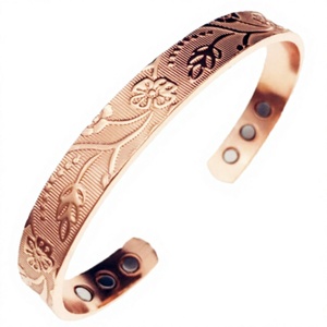 Bracelet minimaliste en cuivre massif gravé de feuilles florales, bijoux en métal à la mode, design exquis - Product Image 1
