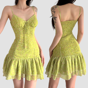 Robe Camisole Vert Frais Style Vacances à Petits Imprimés Floraux, Col en V, Froncée et Courte avec Nœud - Product Image 1