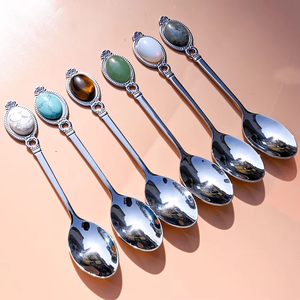 Cuillère artisanale en acier inoxydable avec pierres naturelles : Améthyste, Œil <span class=keywords><strong>de</strong></span> <span class=keywords><strong>tigre</strong></span>, Quartz rose, Aventurine verte, Agate rouge - Product Image 3