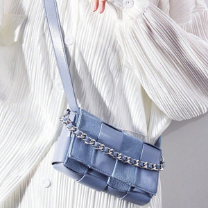 <span class=keywords><strong>Sac</strong></span> à bandoulière mini en denim bleu clair personnalisé avec empiècements tissés et poignée chaîne argentée – <span class=keywords><strong>Sac</strong></span> à <span class=keywords><strong>main</strong></span> tendance pour femme - Product Image 3