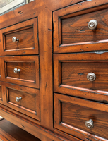 Buffet en bois rustique vieilli à 6 tiroirs avec pieds tournés et étagère inférieure ouverte pour salle à manger