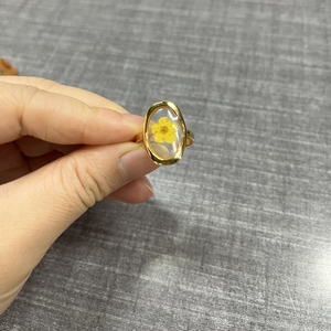 <span class=keywords><strong>Anillo</strong></span> de flores secas para <span class=keywords><strong>mujer</strong></span> PVD <span class=keywords><strong>oro</strong></span> Acero inoxidable redimensionable asimétrico estilo fundido marco resina sellada <span class=keywords><strong>anillo</strong></span> de flor amarilla Natural - Product Image 3