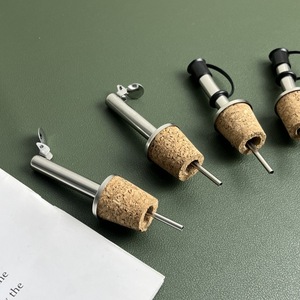 จุกปิดขวดไวน์สแตนเลสพร้อมที่รินและฝาปิดสำหรับครัว - Product Image 1