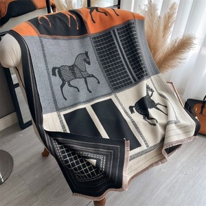 Sciarpa di Lusso con Motivo Equestre per Donne, Stile Vintage a Blocchi di Colore, Grande Scialle per Outfit Quotidiani Autunno-Inverno, Idea Regalo - Product Image 4