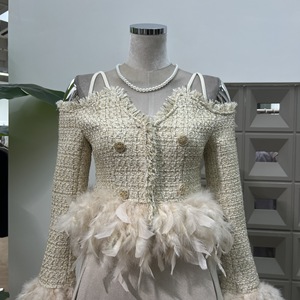 Bettergirl 2025 primavera nuova moda moda donna <span class=keywords><strong>ricca</strong></span> piccola fragranza tessuto a maglia con una parola collo a spalla corta Top - Product Image 3