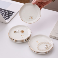 Plateau à bijoux en céramique blanche avec bord doré, plateau à bagues en relief 3D avec alphabet, porte-bijoux en porcelaine personnalisé avec lettre, cadeau