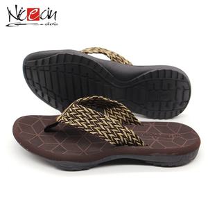 Sandales décontractées pour hommes Nicecin avec logo personnalisé, larges brides en tissu, semelle intérieure texturée, tongs durables noires pour l'été - Product Image 2