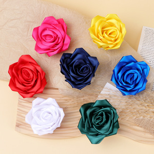 Accesorio para el cabello con rosa 3D de satén, flor de tela hecha a mano para boda, despedida de soltera, día de San Valentín, cumpleaños, uso diario. - Product Image 1