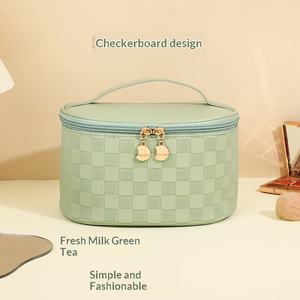 Bolsa de cosméticos de piel sintética con diseño de cuadrícula, impermeable, duradera, ligera, fácil de limpiar, espaciosa, para viajes - Product Image 6