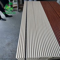 Panneau MDF rainuré flexible pour revêtement mural intérieur des hôtels, restaurants et espaces commerciaux