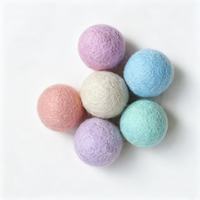 Jouet pour chat en feutre de laine couleur macaron, fait main en laine de Nouvelle-Zélande, balle roulante à chasser, avec remplissage en herbe à chat en option, style mignon et tendance pour l'intérieur