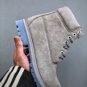 Botas Casuales de Alta Calidad en Color Gris con Forro de Algodón, Diseño de Lujo Personalizado por Diseñadores Reconocidos, con un Diseño de Caña Alta - Product Image 6