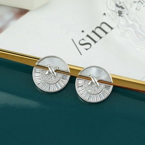 Pendientes de Botón de Plata de Ley S925 con Baño de Oro, Estilo Europeo Americano, de Alta Gama, Ligeros y Lujosos, con Diseño de Perlas y Conchas Marinas - Product Image 3
