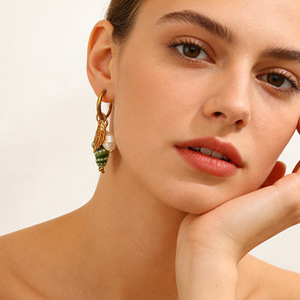 Orecchini Pendenti a Conchiglia in Acciaio Inossidabile Placcato Oro 18K, Stile Bohémien Minimalista Oceanico, Gioielli da Donna con Perla Imitazione - Product Image 3