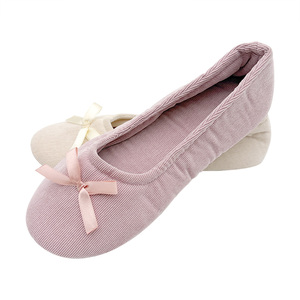 Morbide Pantofole Stile Ballerina per Donne con Decorazione Fiocco in Raso e Fodera in Velluto a Coste - Product Image 2