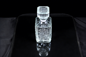 Vente directe usine : Carafe <span class=keywords><strong>de</strong></span> luxe carrée gaufrée transparente <span class=keywords><strong>de</strong></span> 500 ml et 700 ml pour Brandy, Vodka, Whisky, Liqueur et Vin - Product Image 4