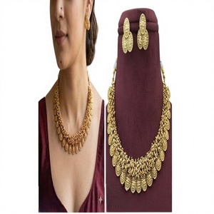 Magnifique ensemble collier ras-du-cou et boucles d'oreilles en laiton plaqué or de qualité supérieure, orné de perles et de moissanite, style Kundan, collection pour mariage - Product Image 1