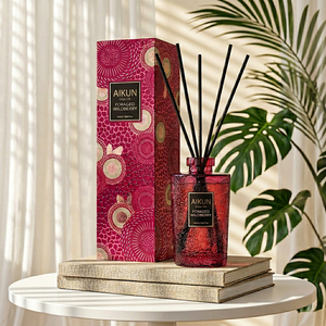 Aikun – Coffret cadeau en gros à motifs, diffuseur de parfum personnalisé aux fruits rouges, 150 ml, en verre rouge, bouteille ronde, ensemble diffuseur à bâtonnets pour la maison - Product Image 1