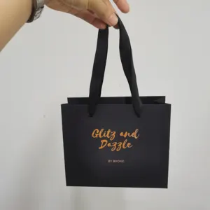 Mendukung kustomisasi pribadi tas kardus layanan kertas Luxe tas kemasan hadiah untuk pakaian