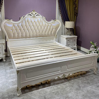 Lit double de style européen en bois massif et cuir véritable, inspiré du style néoclassique français, avec tête de lit plate de 18m/15m de largeur