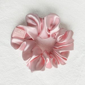 Paquete de Regalo de Boda de Alta Gama, Anillo para el Cabello Elegante de Satén de Seda Rosa, Banda Elástica para el Cabello, Banda para Cola de Caballo - Product Image 5