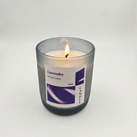Bougie parfumée en cire de soja dans un bocal en verre gris fumé, parfum cerise noire, aromathérapie pour la maison