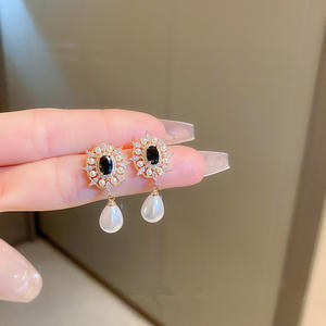 Orecchini a perno vintage placcati oro con fiore e perla finta a goccia pendente per donna, gioielli da sposa - Product Image 6