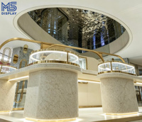 Comptoir de présentation de bijoux de luxe sur mesure avec cadre en arche doré, éclairage LED et base en marbre pour magasin de bijoux et boutique de détail