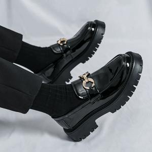 <span class=keywords><strong>รองเท้า</strong></span>โลฟเฟอร์หนังแก้วสองสีสำหรับผู้ชาย <span class=keywords><strong>พื้น</strong></span>หนาแบบแพลตฟอร์ม ประดับหัวเข็มขัดรูปม้าสีทอง เหมาะสำหรับใส่ลำลองในชีวิตประจำวัน ใส่ทำงาน หรือใส่ในเมือง - Product Image 4