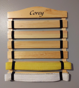 Organizador de almacenamiento de cinturón de artes marciales personalizado de fábrica estante de exhibición de cinturón de Karate de madera de pino - Product Image 2