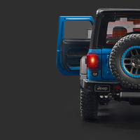 Voiture miniature tout-terrain en alliage 1/18 avec fonction de recul, portes ouvrantes et son, bleu/blanc/noir, jouet souvenir pour enfants