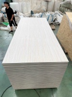 Placage de bois massif de qualité supérieure, texture naturelle, finition durable pour meubles de luxe et lambris muraux