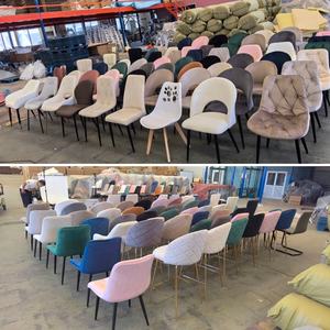 Chaise de salle à manger Chesterfield en tissu rétro classique rembourrée douce de style moderne brun chocolat - Product Image 5