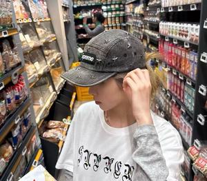 Gorra de Cinco Paneles con Tachuelas y Estilo Desgastado: Estilo Urbano Retro Americano - Product Image 5