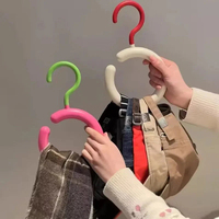 Vente en gros de cintres d'affichage d'écharpes rotatifs multifonctionnels support suspendu circulaire non perforé pour manteaux chapeaux sacs