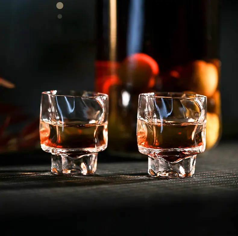 Tazza di vetro di Whisky di forma irregolare Set di Sake di prugna creativo trasparente proiettile giapponese Rhum Beer Crystal piccole tazze da vino