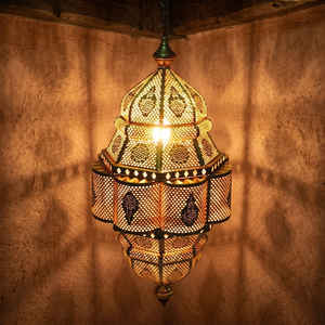 Lanterne suspendue en métal de grande taille en laiton AK avec design marocain dans une lanterne à bougie finie antique pour la décoration intérieure/décor d'hôtel - Product Image 1