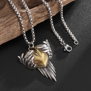 Collar con colgante de alas de ángel en forma de corazón con manos plateadas y dije de corazón dorado para regalo de pareja, joyería de moda. - Product Image 3