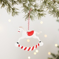 Ornement de Noël suspendu en fer forgé peint, en forme de boîte aux lettres, avec Père Noël de dessin animé mignon et cheval à bascule, petit modèle