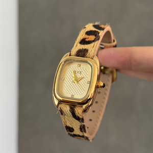 Montre-bracelet vintage haut de gamme à motif léopard, design de niche, carrée, exquise, à la mode, pour femme, mouvement à quartz - Product Image 3