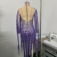 Justaucorps de scène pour danse latine et orientale, style showgirl, à franges de paillettes violettes, en maille nude, orné de strass flamme, à manches longues et col ras du cou