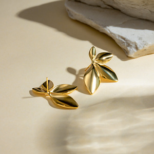 <span class=keywords><strong>Pendientes</strong></span> antialérgicos de hoja de oro giratorio Vintage Ins para mujer, <span class=keywords><strong>pendientes</strong></span> de hoja de acero inoxidable chapados en oro de 18 quilates para banquete - Product Image 3