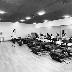 Máquina Reformer Portátil Xformer de Aleación de Aluminio Negra con Logotipo Personalizado para Estudios de <span class=keywords><strong>Pilates</strong></span> - Product Image 3