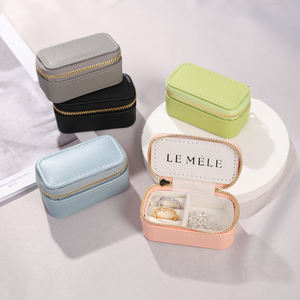 EleQueen - Estuche de Viaje Rectangular Mini de Cuero PU con Cremallera y Logotipo Personalizado en Relieve para Joyas, Anillos, Pendientes y Collares - Lujo y Elegancia - Product Image 1