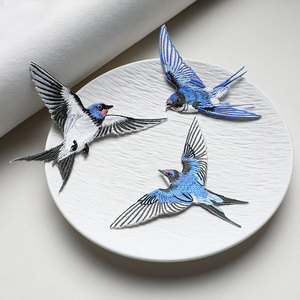 Vendita calda 3D ferro-On uccello ricamato Patch nuovo disegno di rondine in bianco di Design animale tessuto adesivo <span class=keywords><strong>Applique</strong></span> per vestiti all'ingrosso - Product Image 1