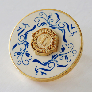 Pin de Esmalte Suave de Metal Plateado del Club de Leones con Diamante - Product Image 2