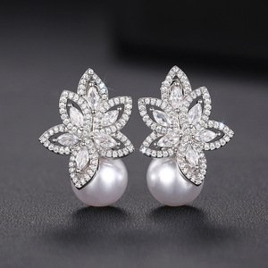 Orecchini Pendenti a Goccia con Perle Finte e Fiori per Donne, Gioielli Eleganti e alla Moda - Product Image 1
