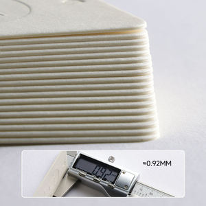 Etiquetas colgantes de plástico ecológicas personalizadas de lujo con estampado dorado y listas para usar, y etiquetas de marca con logotipo personalizado - Product Image 6