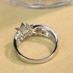 Anello a Quadrifoglio Intrecciato per Donne, Elegante Gioiello da Dito alla Moda - Product Image 6